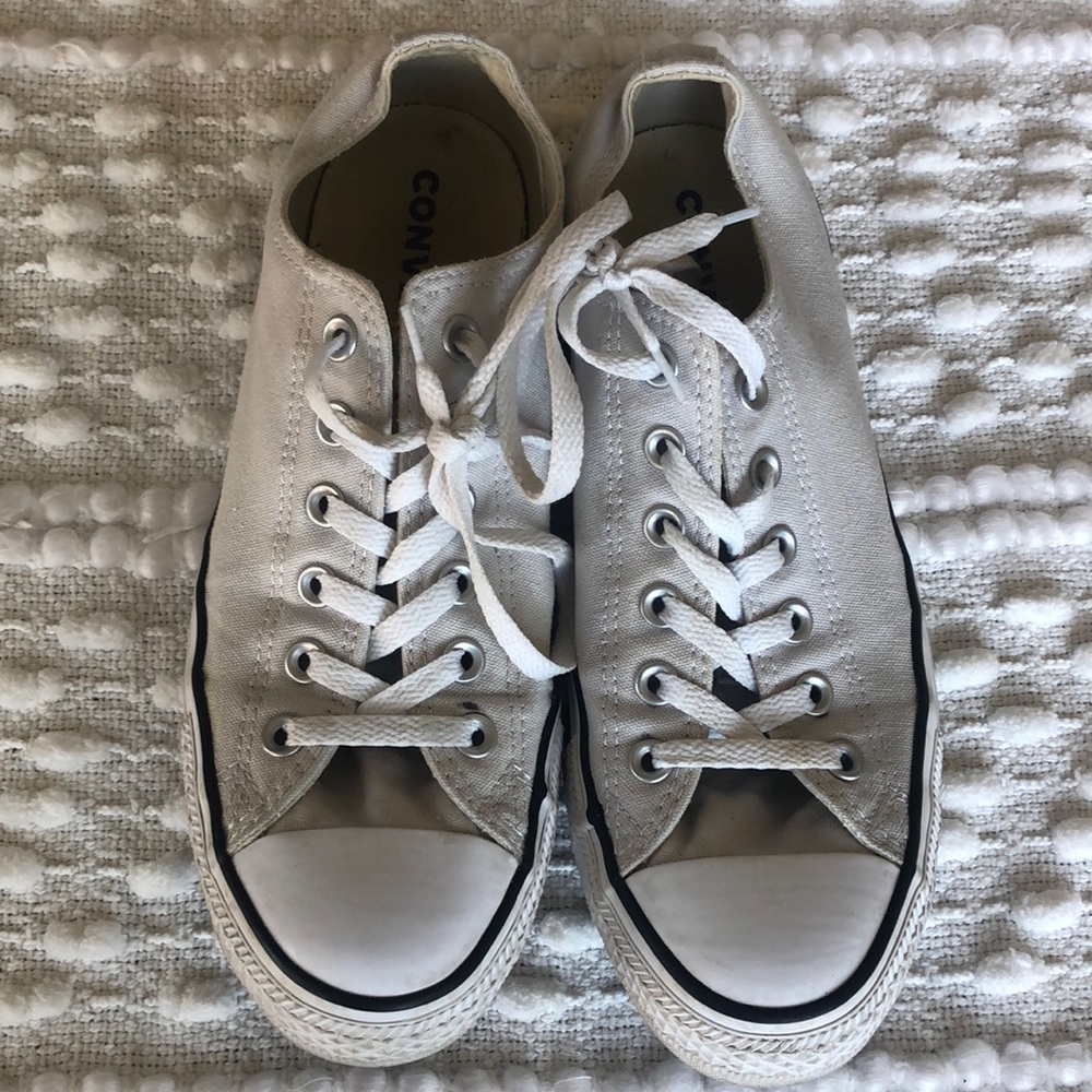 Women’s size 10 Converse all stars light gray